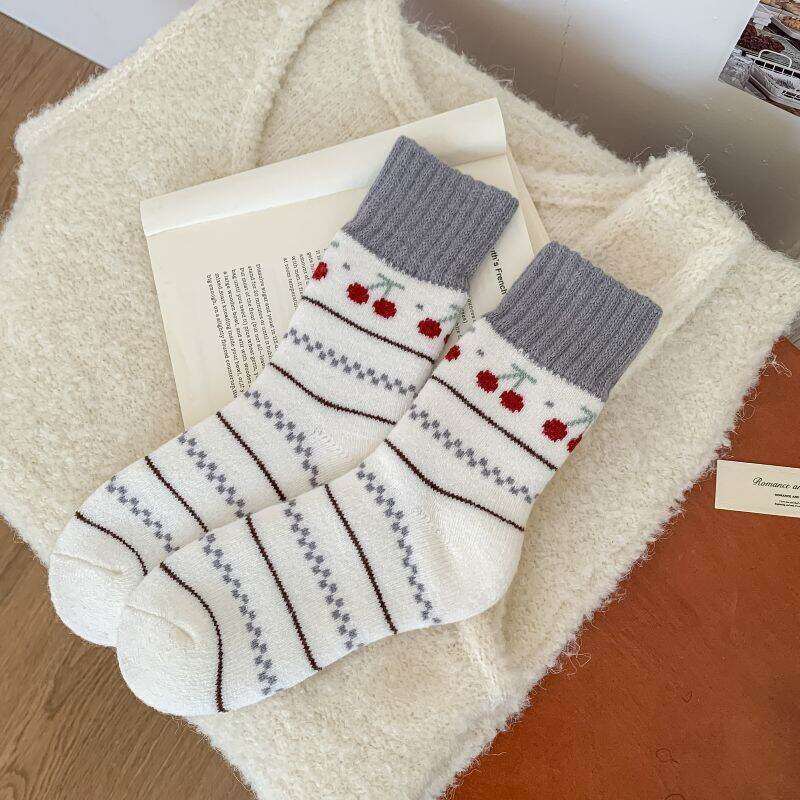 Niedliche Damensocken mit geometrischem Streifenmuster und Weihnachtsmotiv, wadenlang