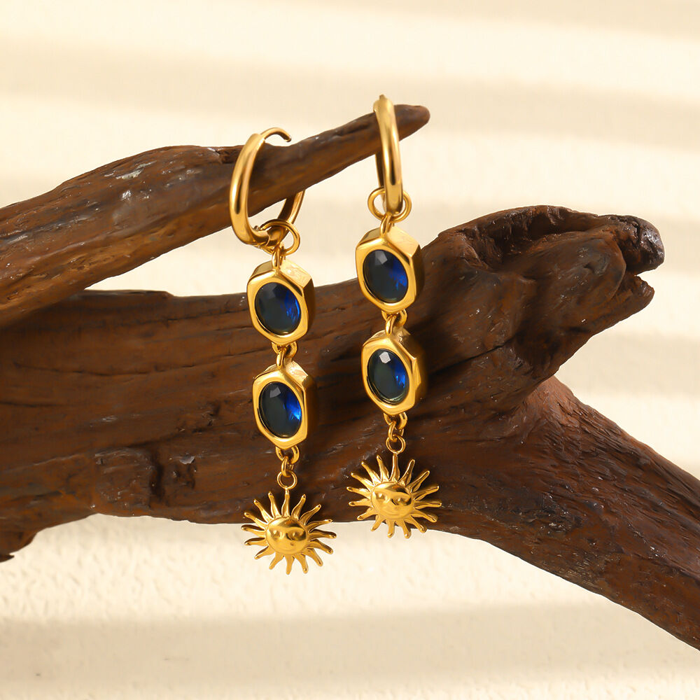 Pendientes colgantes para mujer de la serie clásica Daily Sun, de acero inoxidable, resistentes al agua y color dorado.