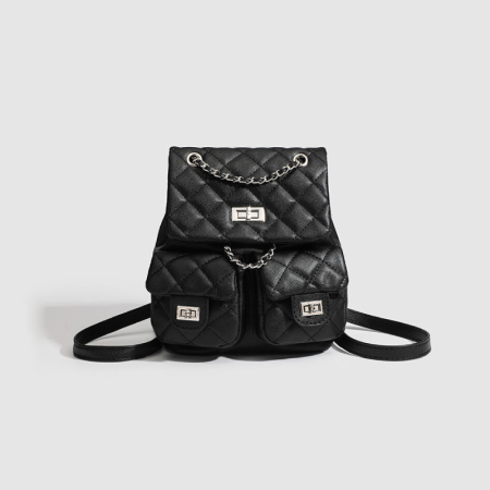 Lässiger Rucksack aus PU-Leder mit Steppnähten, Metallbeschlägen, einfarbiger Kette und hochwertiger Verarbeitung.