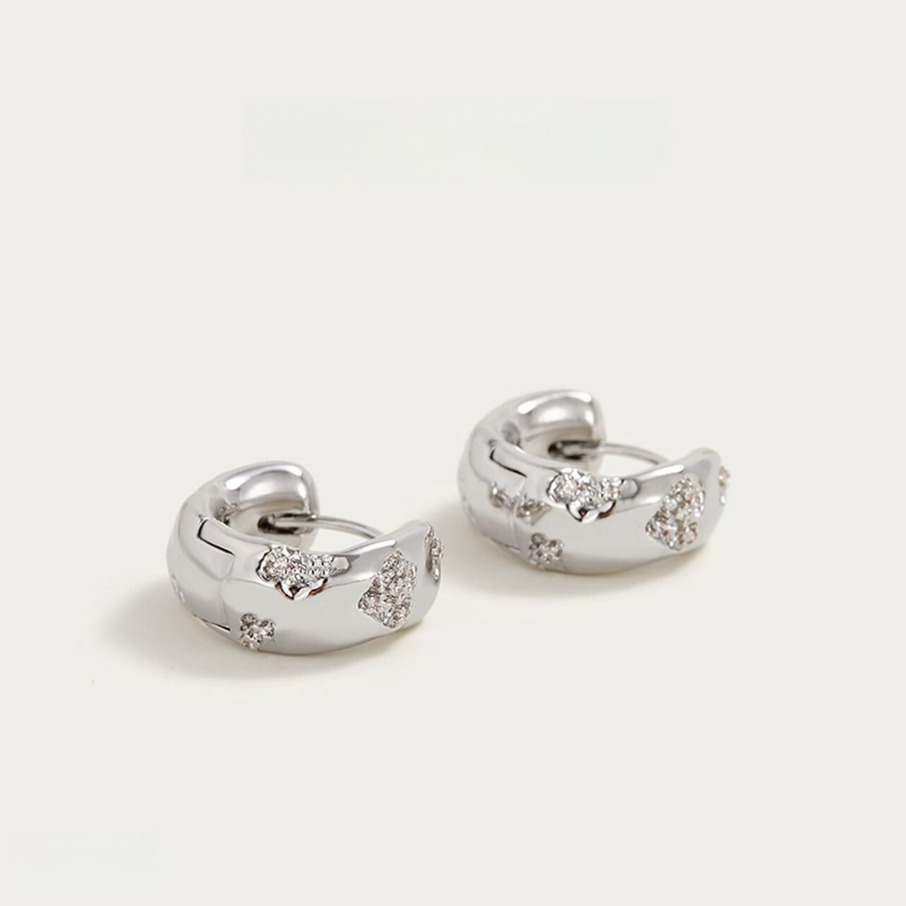 Eenvoudige Serie Elegante Hartvormige Oorbellen Met Zirkonia In Koper-Goudkleur Voor Dames. h5 Afbeelding2
