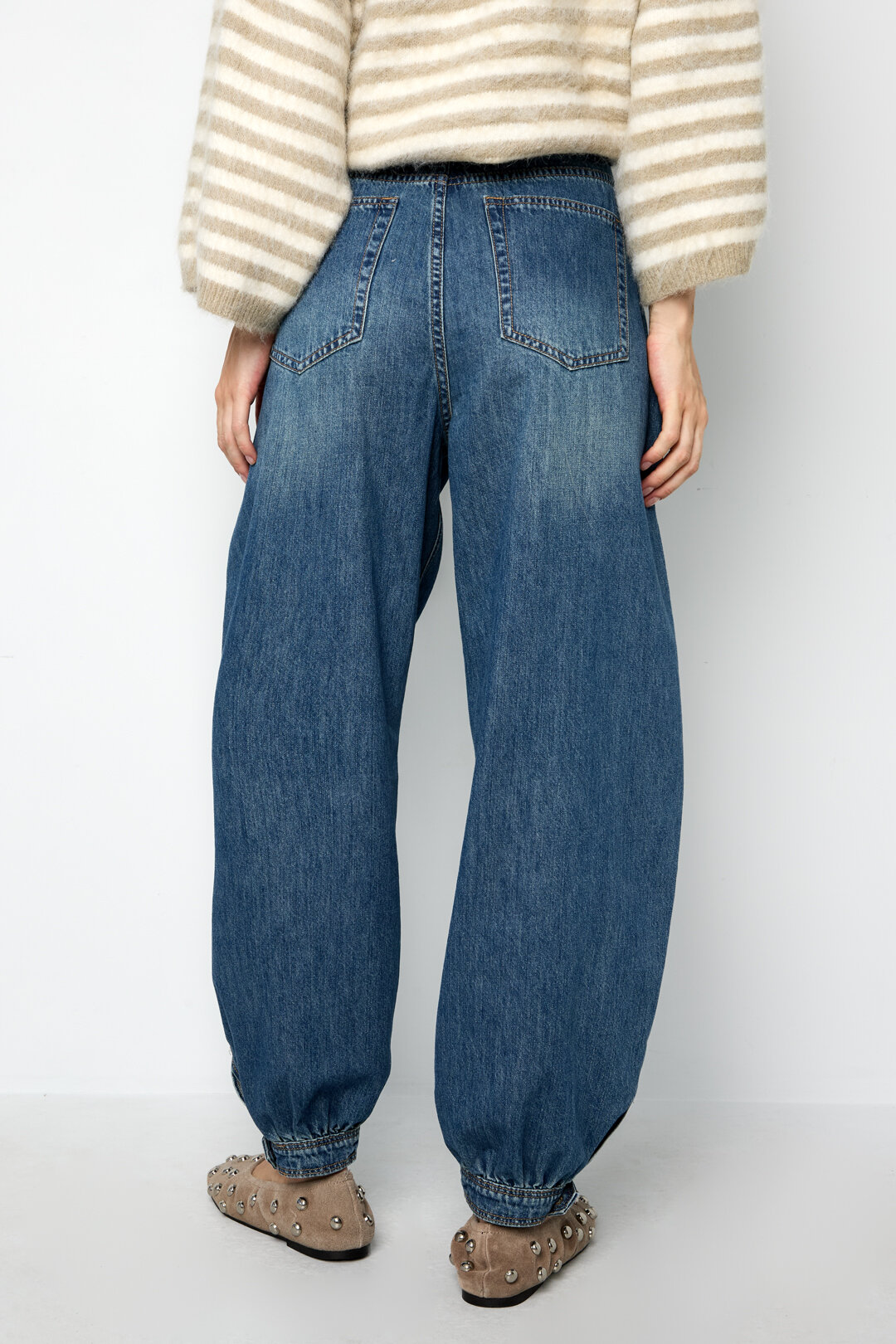 Balloon Jeans With Button End Picture10