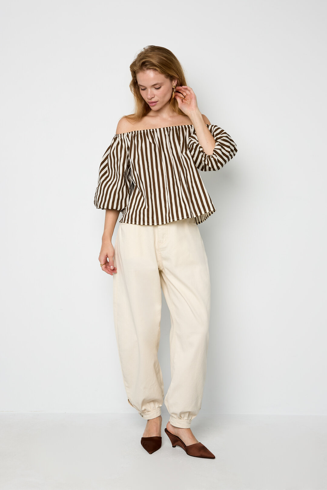 Balloon Jeans With Button End Picture8