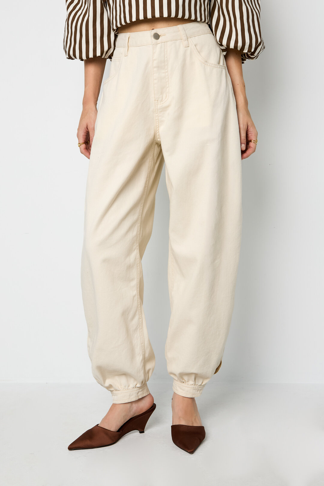 Balloon Jeans With Button End Picture9