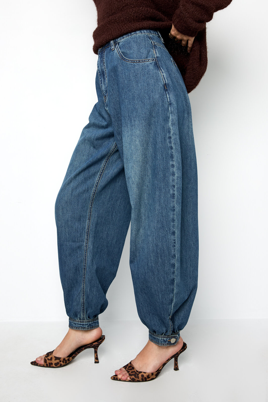 Balloon Jeans With Button End Picture5