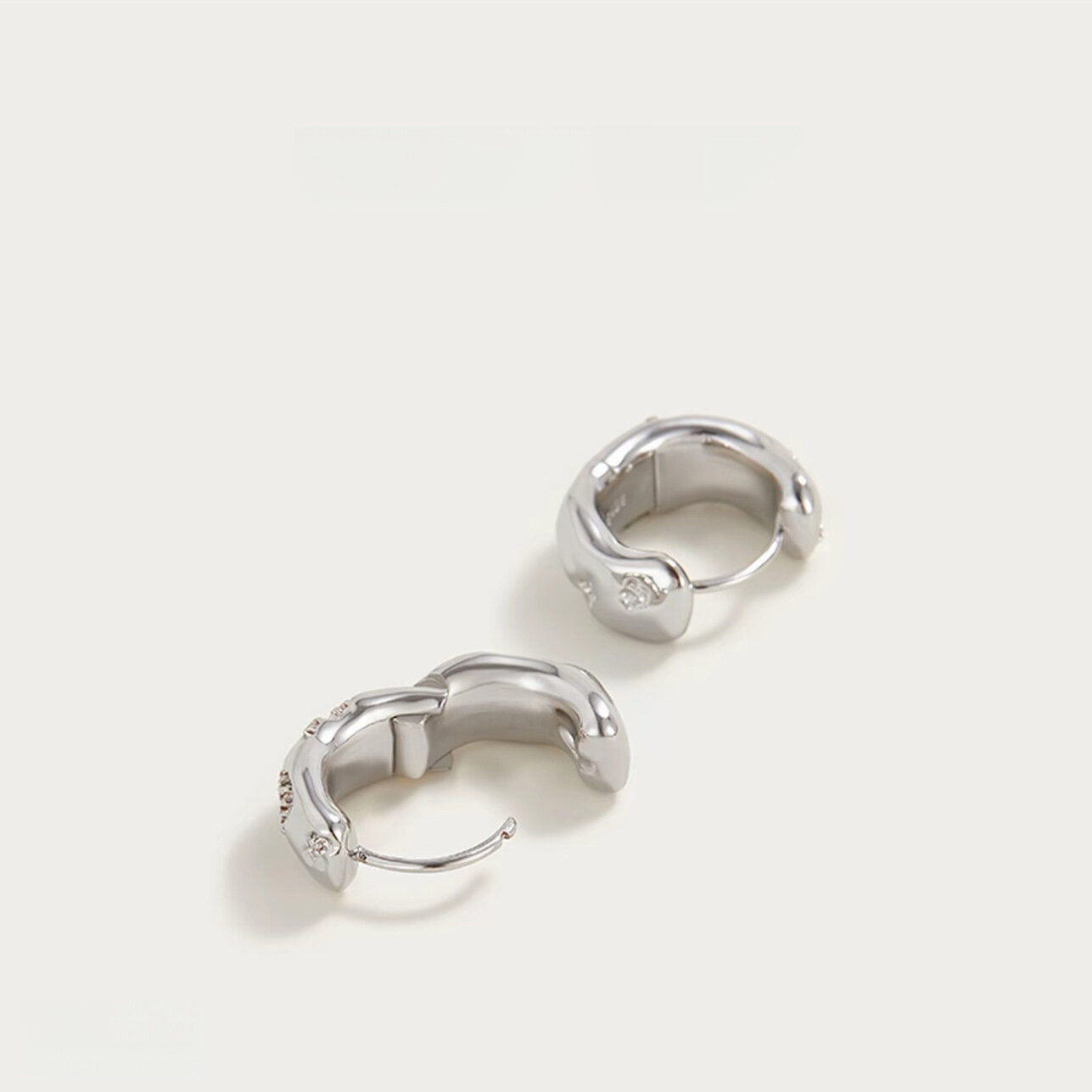 Eenvoudige Serie Elegante Hartvormige Oorbellen Met Zirkonia In Koper-Goudkleur Voor Dames. Afbeelding3