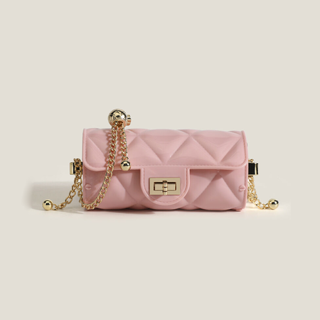 Borsa a tracolla da donna East-west in PVC con cuciture trapuntate, dettagli in metallo e catena in tinta unita, stile casual.