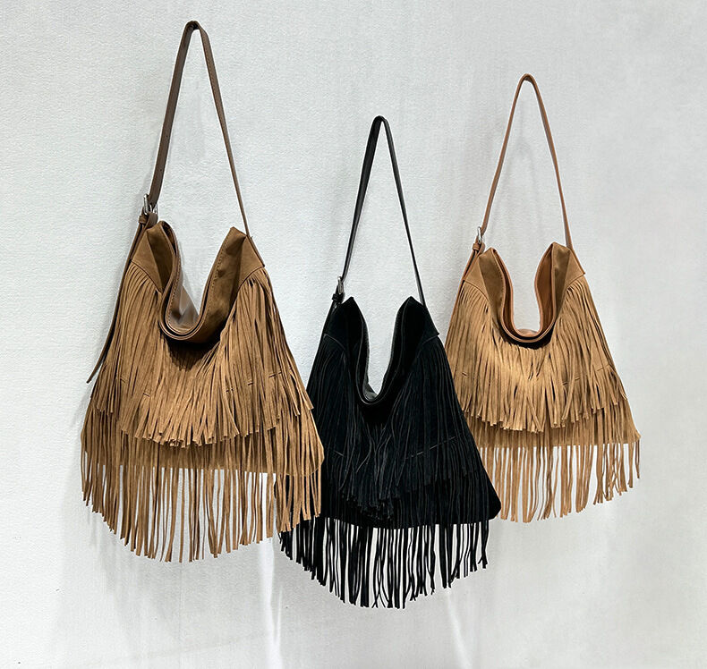 Borsa A Tracolla Quadrata Da Donna In Pelle Scamosciata, Tinta Unita, Stile Boho Con Nappine. h5Immagine5