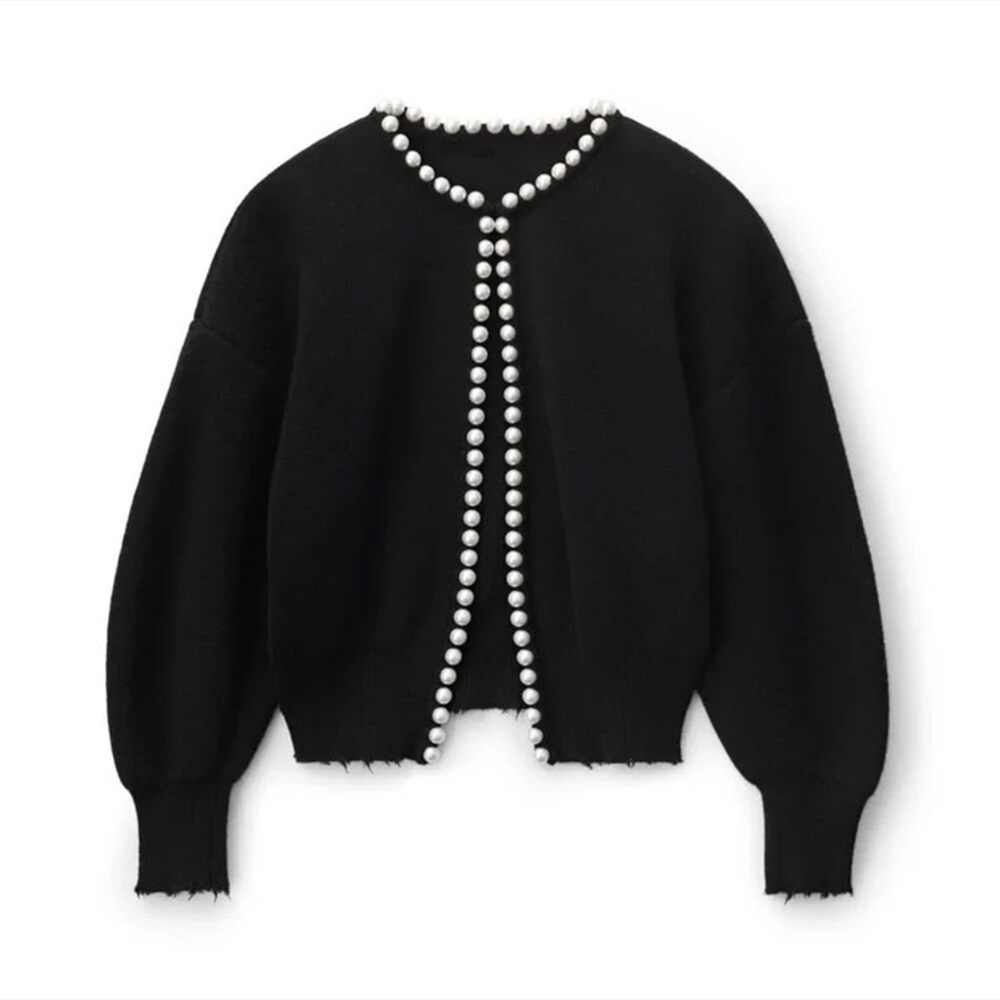 Eleganter, Einfarbiger, Perlenbesetzter Strickpullover Mit Geradem Rundhalsausschnitt Und Perlenbesatz.