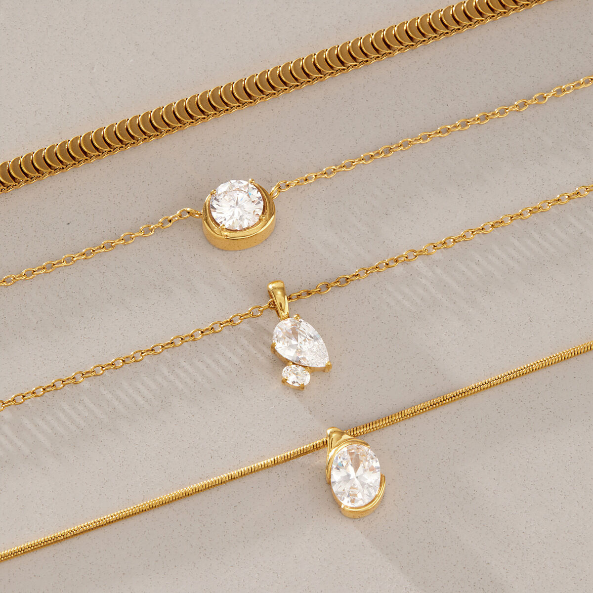 Collares Con Colgante Para Mujer, De Acero Inoxidable Con Circonita, Forma Geométrica Sencilla, Resistentes Al Agua Y Color Dorado. Imagen4