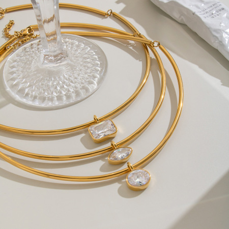 Geometrische Form, wasserdichte Edelstahl-Anhänger-Halskette mit Zirkonia in Goldfarbe für Damen