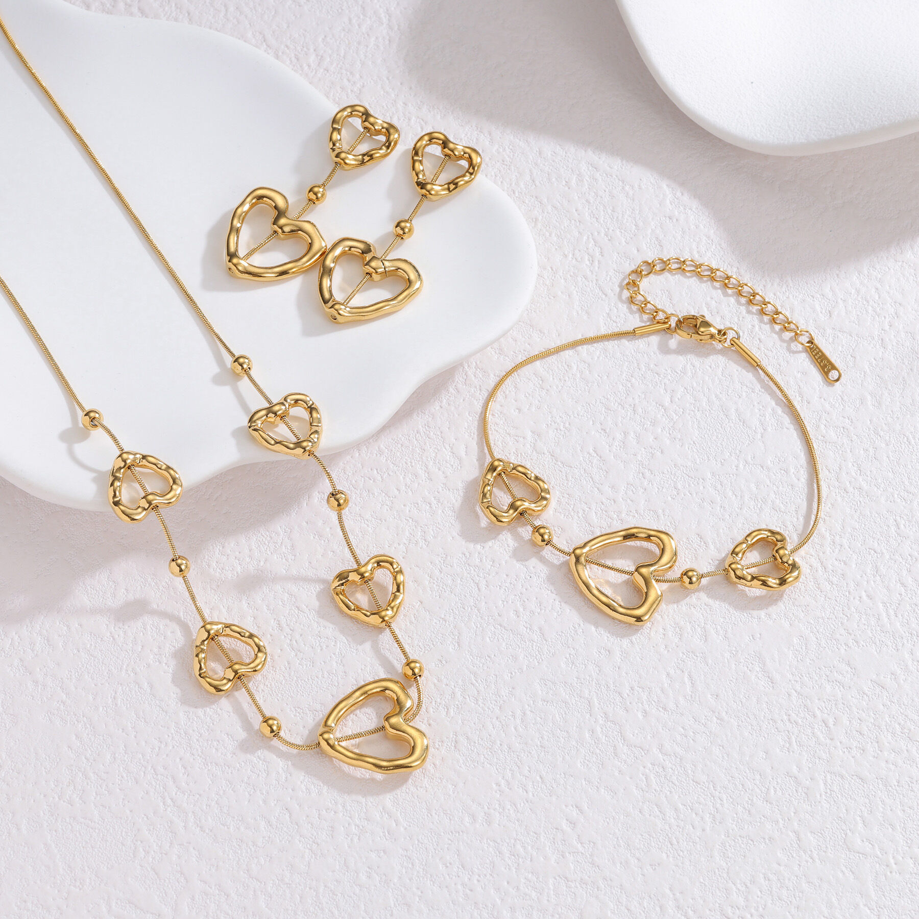 Romantische Serie: Elegante Herz-Schmucksets aus wasserdichtem Edelstahl in Goldfarbe für Damen 2