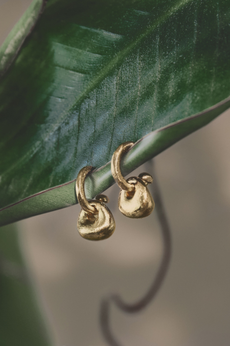 Sculptural drop earrings with a matte finish 2