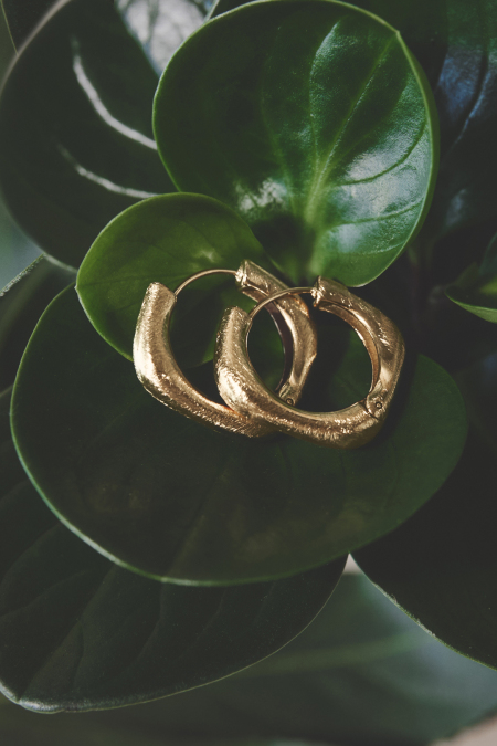 Hoop earrings with rounded edges and a square shape 2