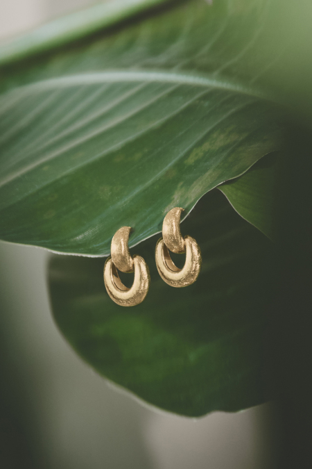 Organic link earrings with a matte effect 2