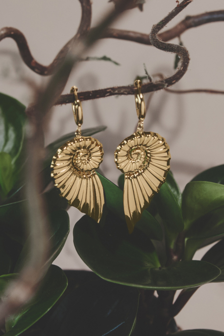 Small hoop earrings with large twist shell charm 2