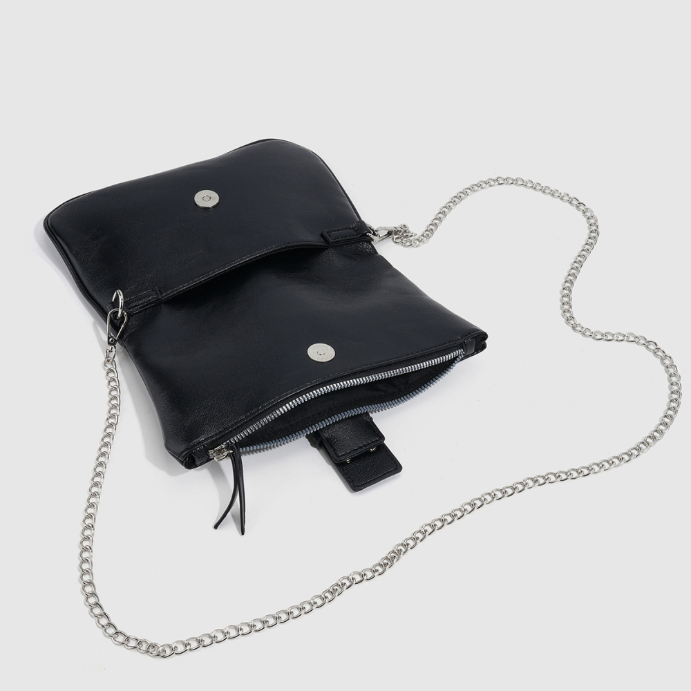 Streetwear Style Metal Hardware Studded Solid Color Rivet Pu Women's Shoulder Bags(The Bag Charm Is Not Included.) h5Picture4