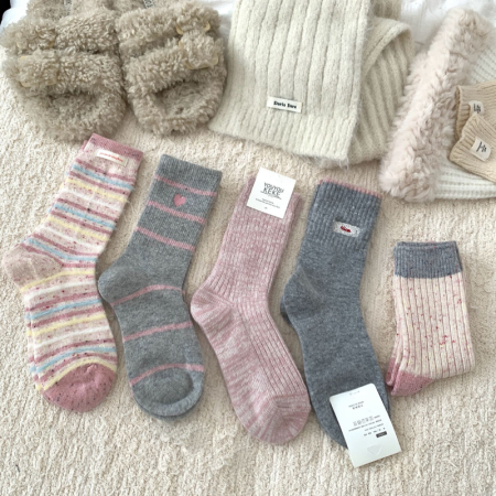 Dames basic gestreepte ruitjes sokken met contrasterende kleuren en hartjesmotief, gemaakt van wol, tot halverwege de kuit.