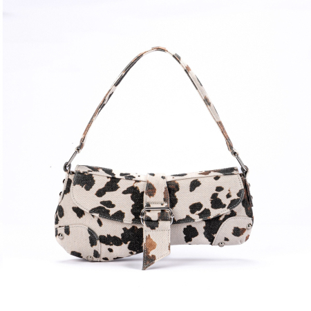 Damen-Satteltasche im Streetwear-Stil mit Kuhmuster.