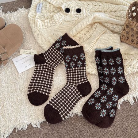 Etnische stijl strepen ruitjes kleurblokken kleurenconflict kleine bloemen wollen sokken tot halverwege de kuit