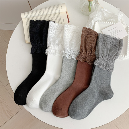 Elegante effen sokken met kanten patchwork tot halverwege de kuit