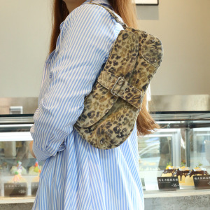 Streetwear Style Printed Leopard Print Fabric Women's Saddle Bag h5 Picture3