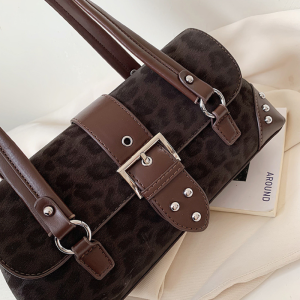 Streetwear Style Metal Hardware Studded Solid Color Leopard Print Rivet Pu Women's Square Shoulder Bags h5 Picture6