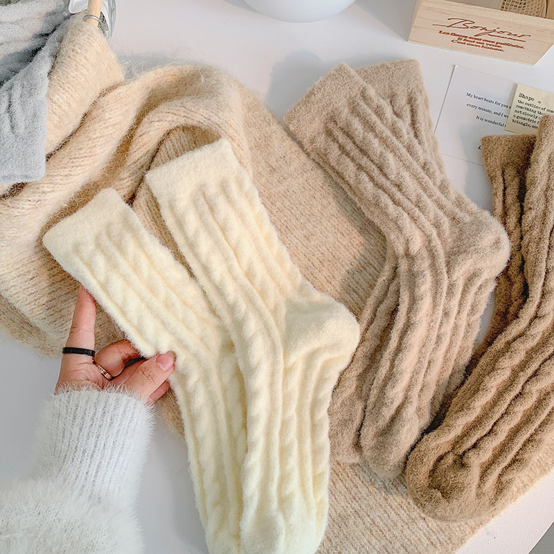 Women's Slight Bounce Basic Solid Color Mid-Calf Socks Picture2