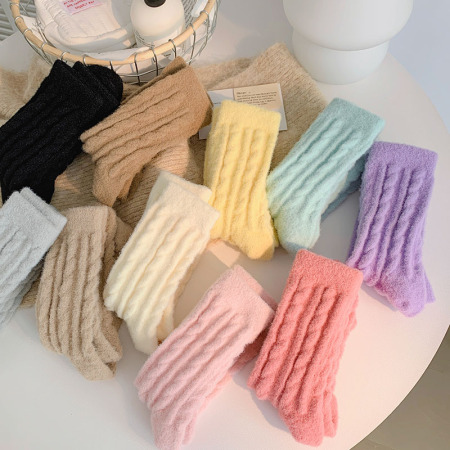Women's Slight Bounce Basic Solid Color Mid-Calf Socks
