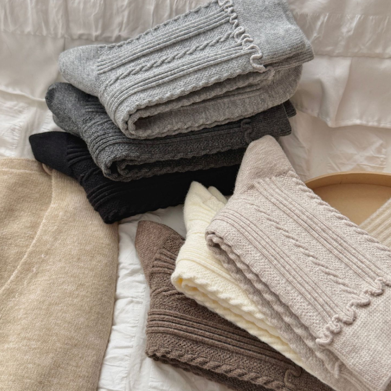 Slight Bounce Basic Solid Color Mid-Calf Socks Picture5