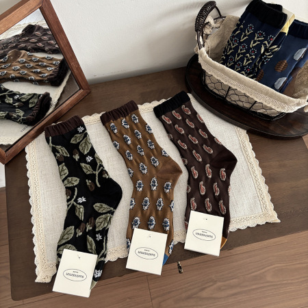 Damessokken Met Retro Paisley- En Stippenpatroon, Een Contrasterend Kleurenpalet En Een Klein Bloemenmotief, Tot Halverwege De Kuit.