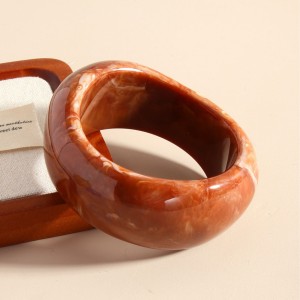 Simple Series Retro Irregular Shape Gradient Color Resin Women's Bangles h5 Picture3
