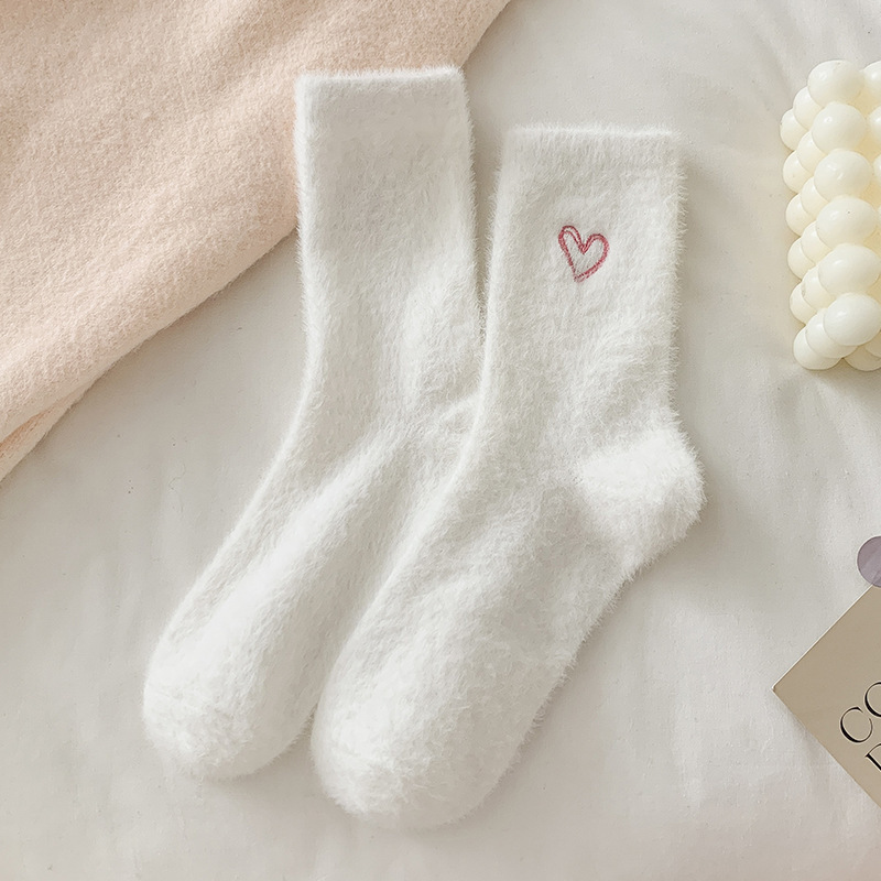 Women's Slight Bounce Basic Solid Color Heart Mid-Calf Socks