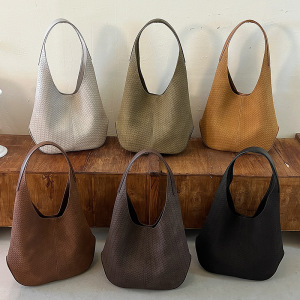 Casual Style Woven Solid Color Woven Pu Women's Underarm Shoulder Bags h5 Picture2