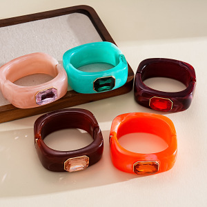 Simple Series Retro Irregular Shape Gradient Color Resin Women's Bangles h5 Picture2