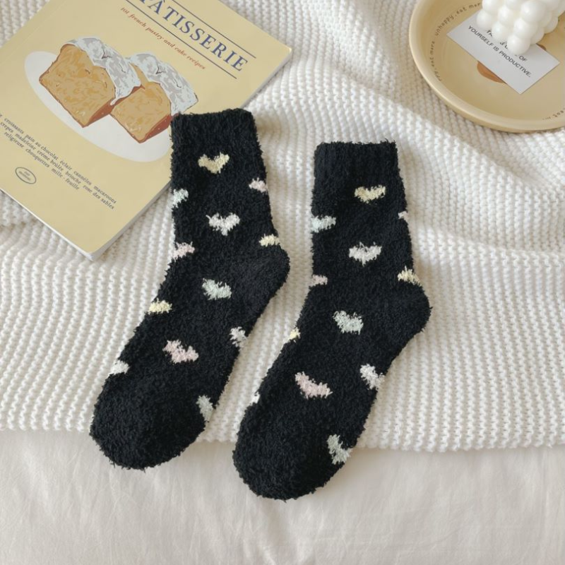 Slight Bounce Casual Color Clash Heart Mid-Calf Socks
