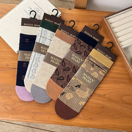 Calcetines De Media Pantorrilla De Estilo Étnico Para Mujer Con Estampado Floral Y Diseño Paisley En Contraste De Colores.