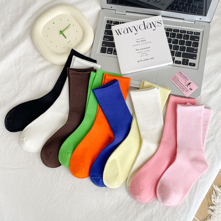 Slight Bounce Basic Solid Color Mid-Calf Socks 2