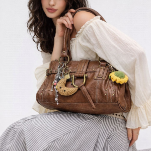 Streetwear Style Metal Hardware Studded Solid Color Key Rivet Premium Quality Pu Women's Square Handbags h5 Picture2