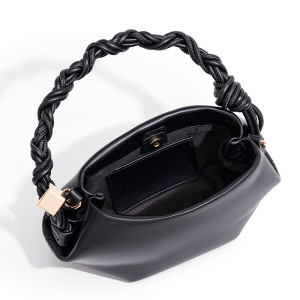 Minimalist Style Metal Hardware Irregular Shape Solid Color Twist Pu Women's Square Crossbody Bags h5 Picture5