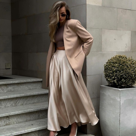 Elegante Effen Rokken Met Ruches Aan De Rand En Een Slanke Pasvorm.