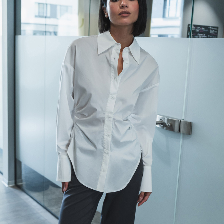 Camicette E Camicie In Cotone Slim Fit, Minimaliste, A Tinta Unita, Con Volant Sul Bordo. h5Immagine2