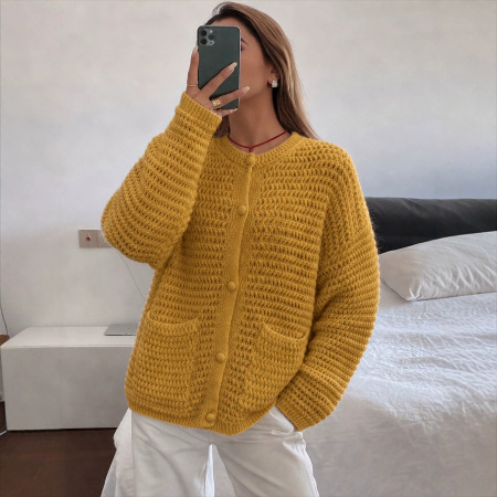 Minimalistischer, Einfarbiger, Gerader Strickcardigan Mit Knopfleiste