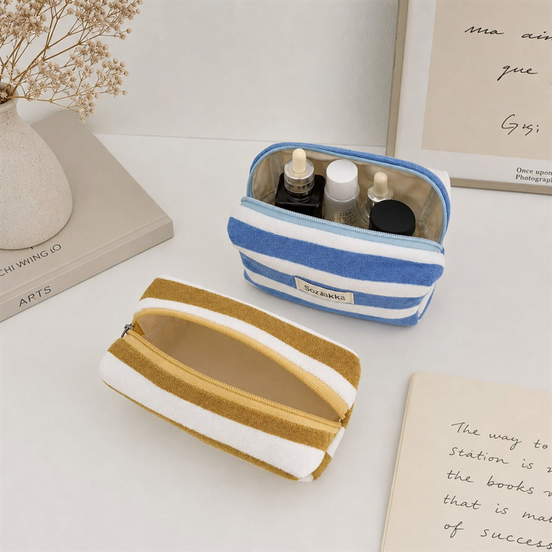 Borse Per Il Trucco In Poliestere A Righe Con Lettere, Serie Simple, Casual Immagine4