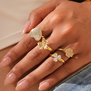 Luxe Serie Elegante Bloemvormige Klaver Ringen Van Roestvrij Staal, Waterdicht En Goudkleurig. h5 Afbeelding4