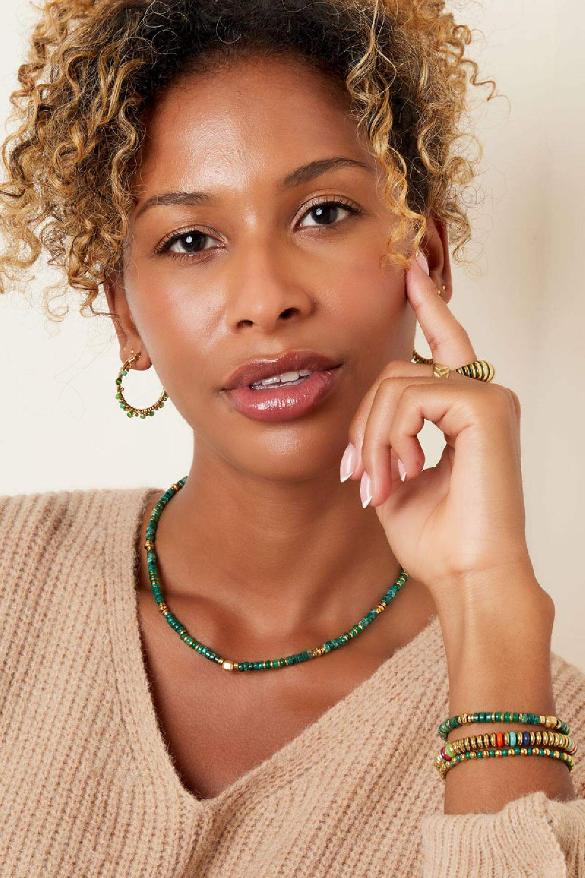 necklace with small colored stones green & 2