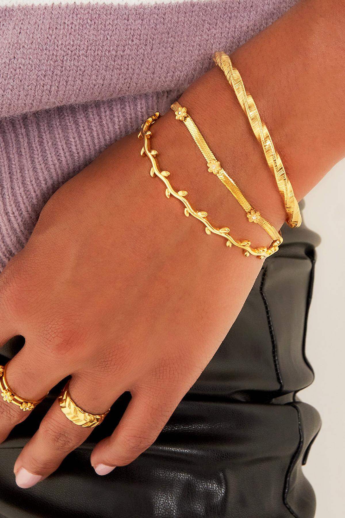 stainless steel bracelet with little flowers 