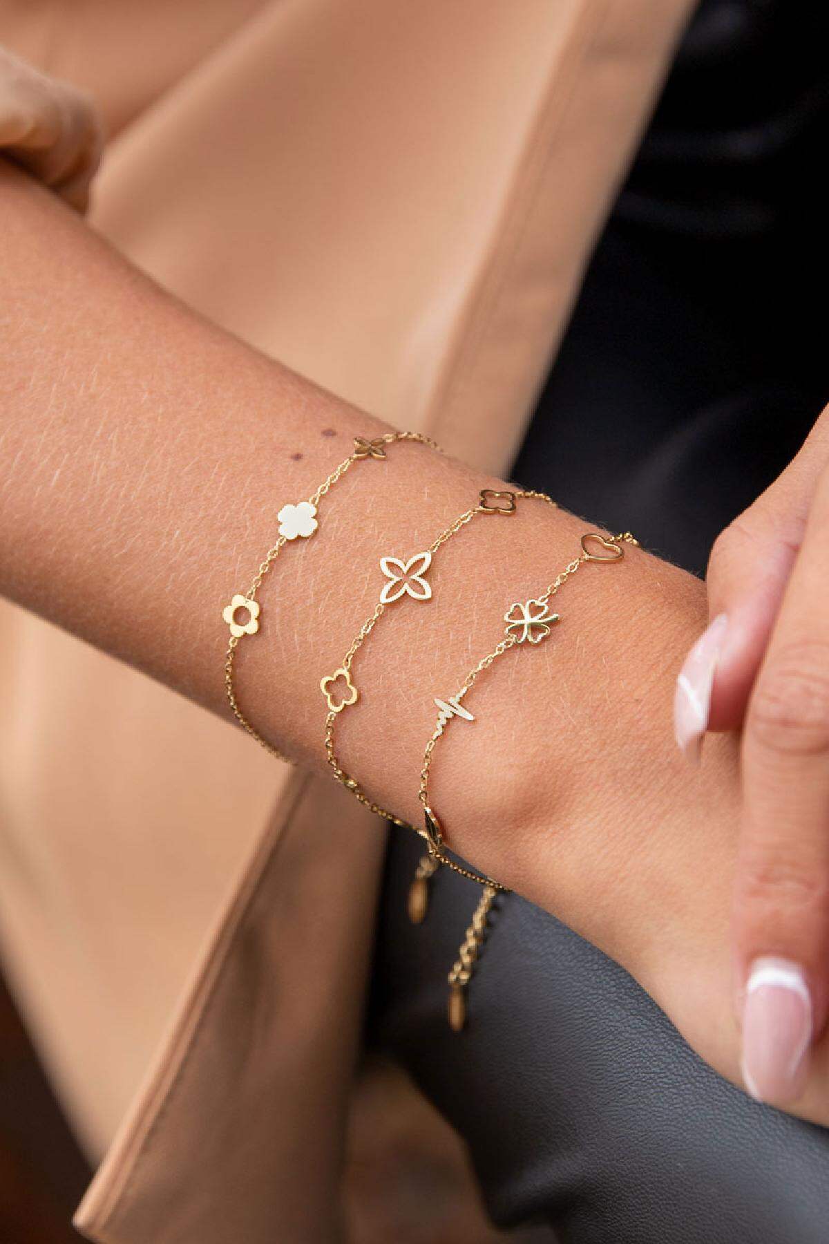 Minimalistisches Armband mit Charms Goldfarbe Edelstahl