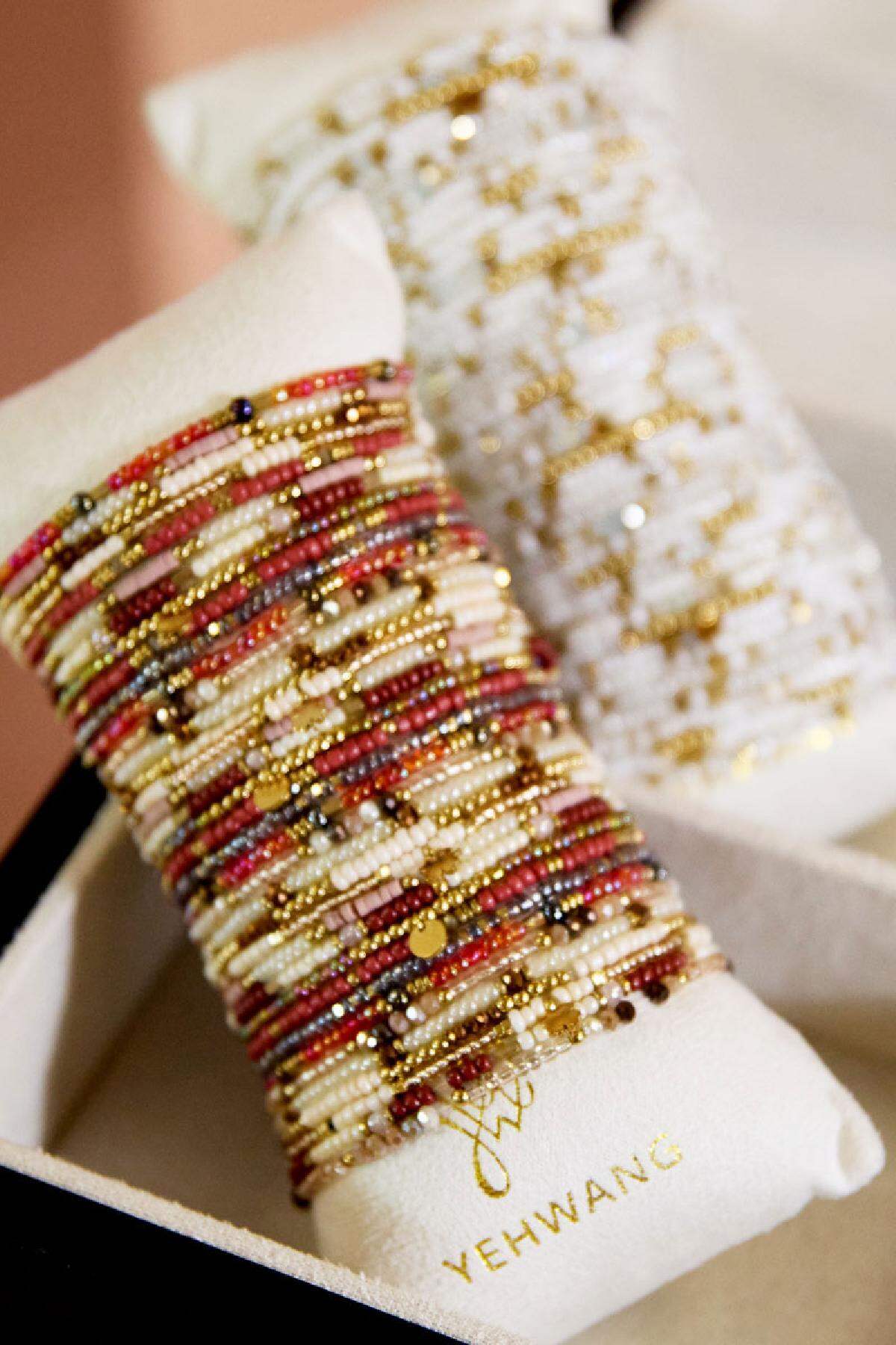 Présentoir avec bracelets perles colorées Beige & Couleur or Acier inoxydable