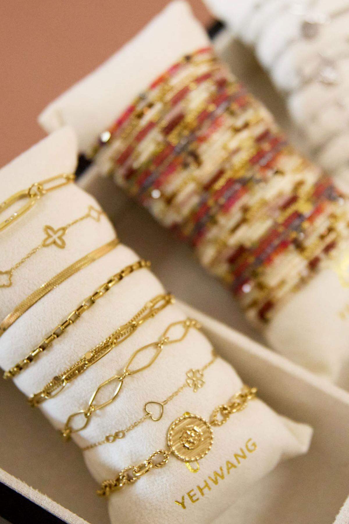 I braccialetti mostrano ciondoli con set di gioielli Gold Stainless Steel Immagine2
