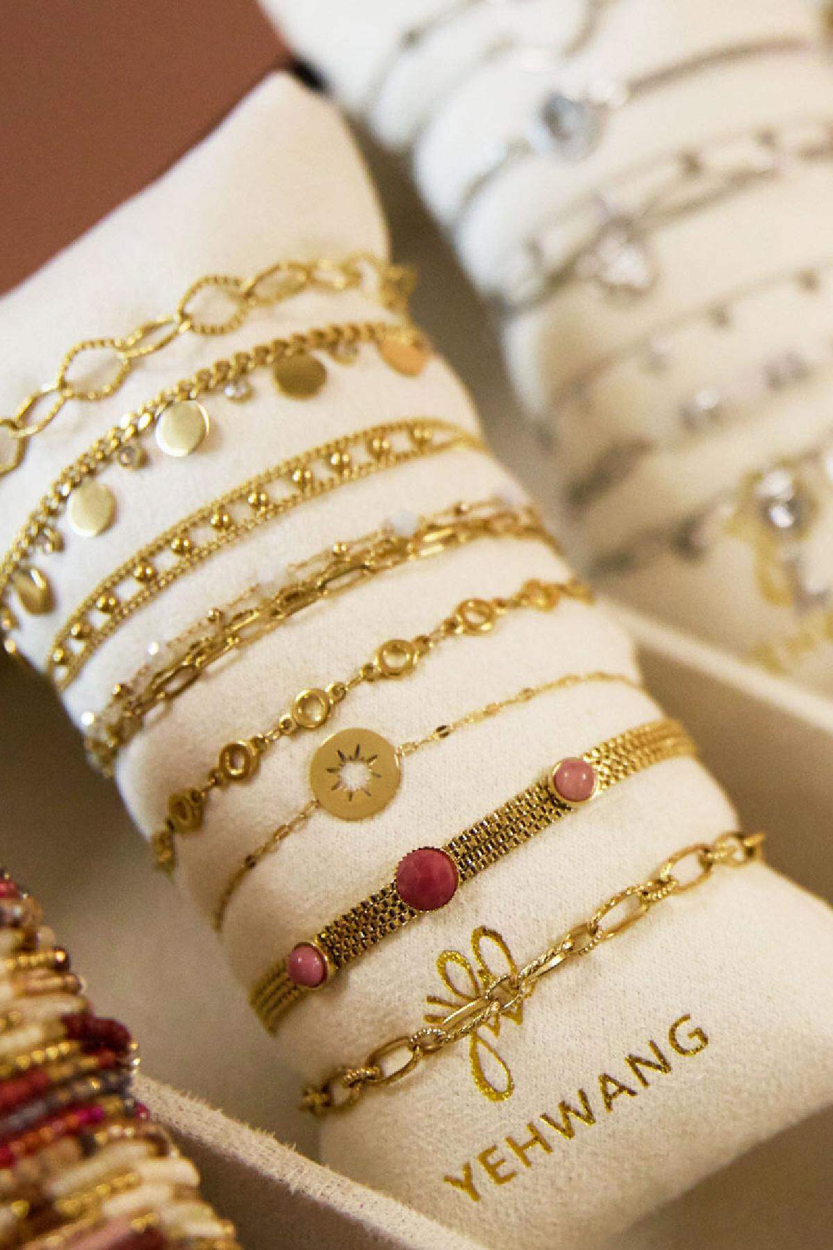 Las pulseras muestran el juego de joyas con gracia. Color dorado Acero inoxidable Imagen2
